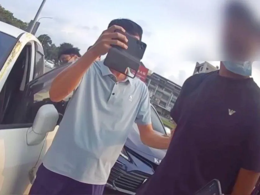 影/高雄鳳山兇狠毒販「拒檢撞警車」！車上一堆貨