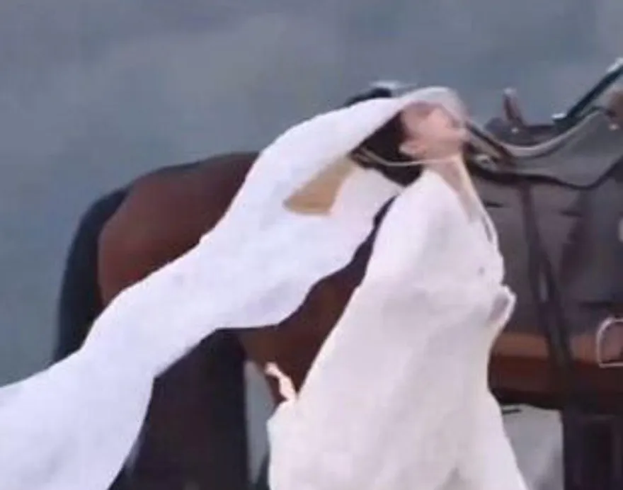 陸劇女神孟子義拍戲出事！「頭往後折」驚悚畫面曝