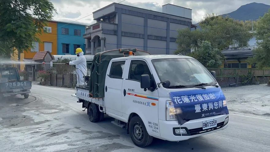 台東縣府再一波支援光復災區　18人各式車輛助災後消毒