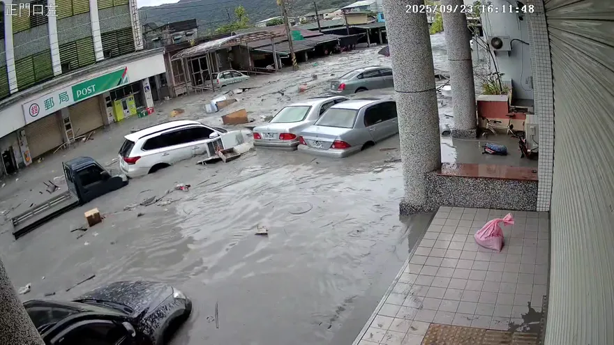 影/救災反變災民！警消車全毀「背債百萬」求助政府一度被已讀不回