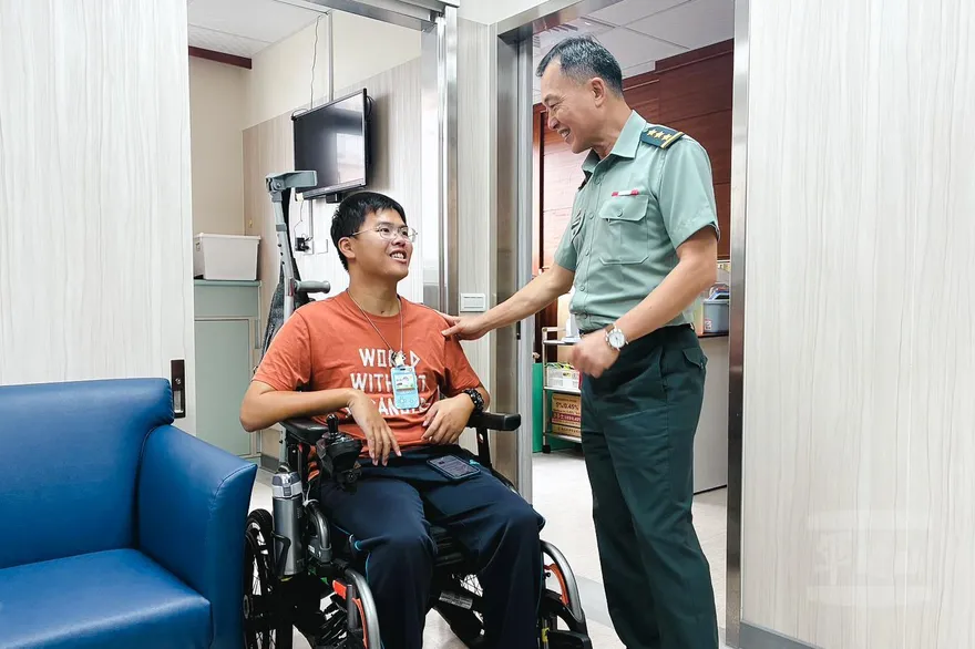 退伍「鋼鐵傘兵」秦良丰　驚喜副部長鍾樹明慰問