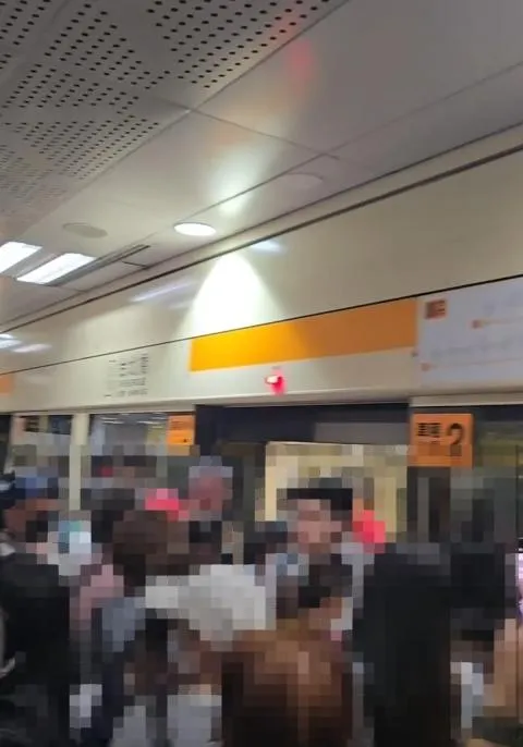 影/北捷台北橋站「異物卡車門」列車停擺　千名乘客擠月台