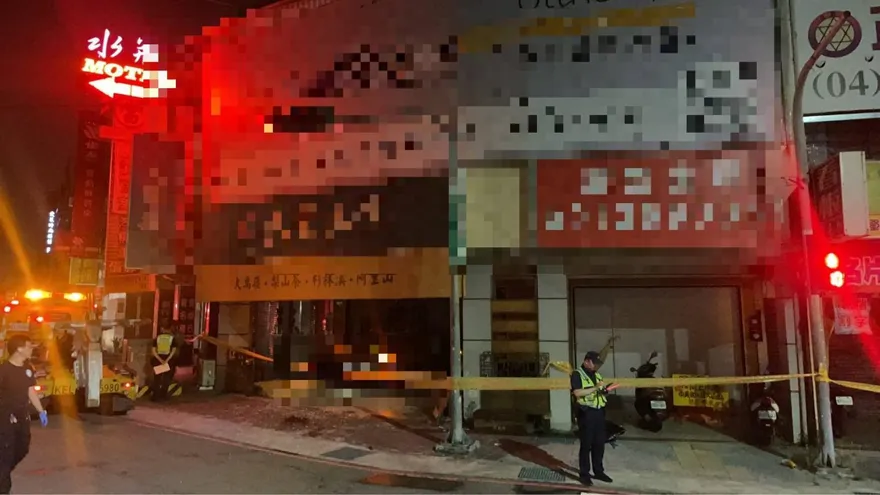 影/台中民宅母子熟睡突遭轎車衝撞　下舖母命喪車頭