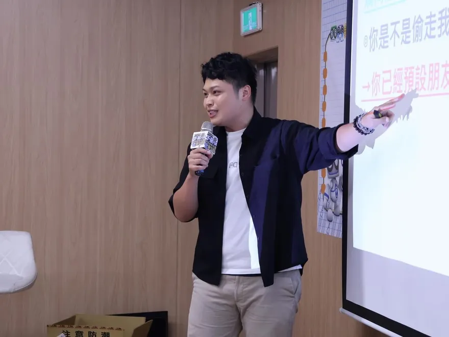 馬德超猛！一句「王世堅酸玻璃心」讓王義川爆氣走人　打爆影片曝