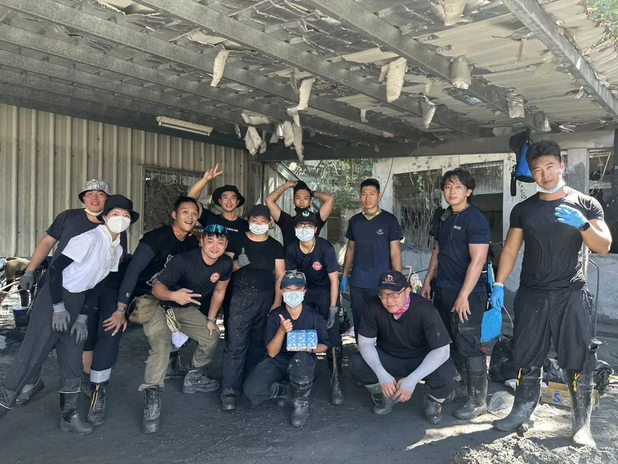 獨/北市警義消不只當「鏟子超人」　下秒化身「除蜂窩超人」