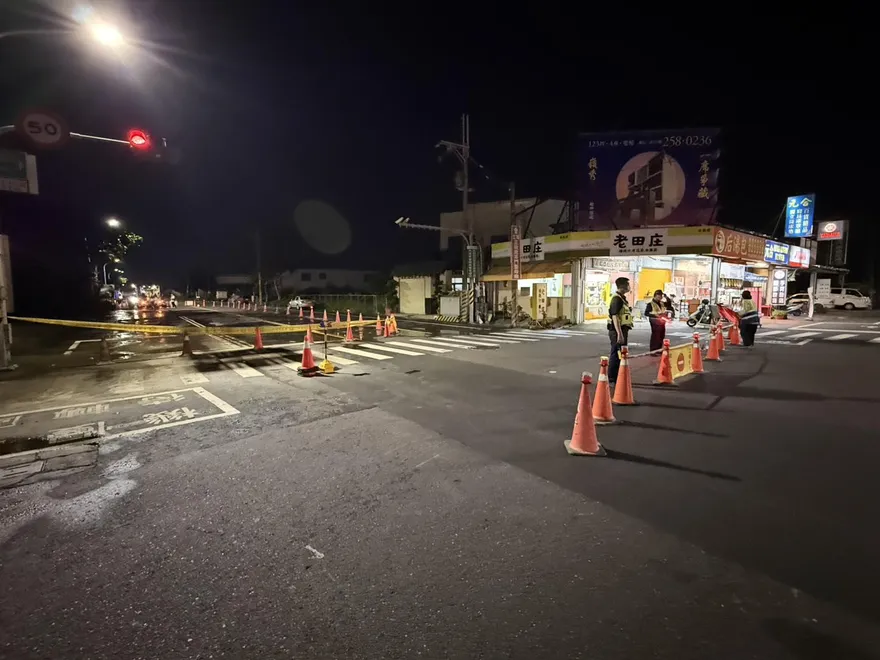 影/疑瓦斯外洩！台南「地面狂冒泡」飄異味　竟是水管破裂