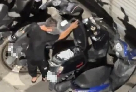影/單車男夜巡機車置物箱「一個一個摸」！　偷竊行徑全都錄
