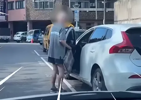 影/台中翁「移動小碎步」上車花21秒　網看傻：油門踩得順嗎
