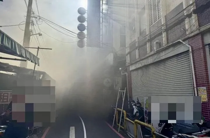 影/新北泰山鐵皮工廠大火悶燒濃煙密布　3人送醫
