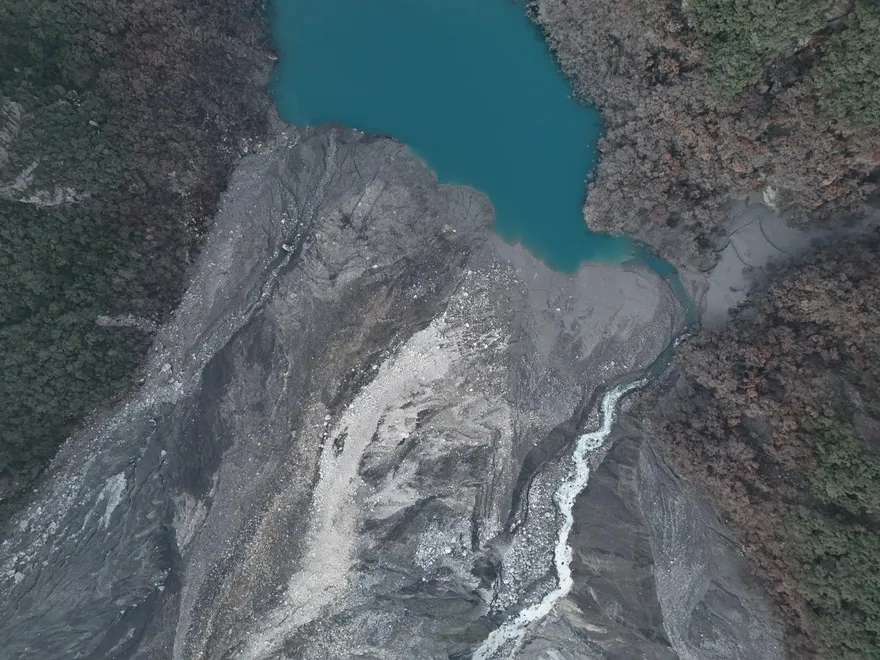 馬太鞍溪集水區驚見新裂隙　林業署：堰塞湖地表仍在變形