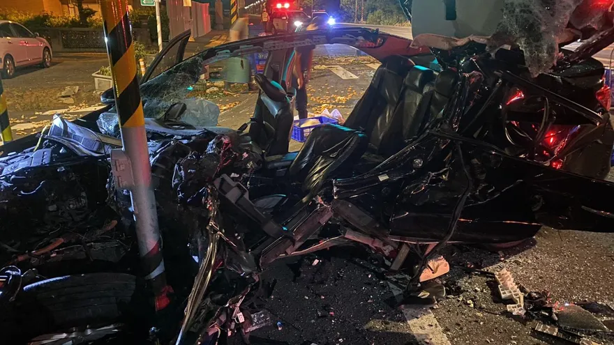 桃園凌晨轎車追尾小貨車！年輕駕駛受困車內　送醫不治