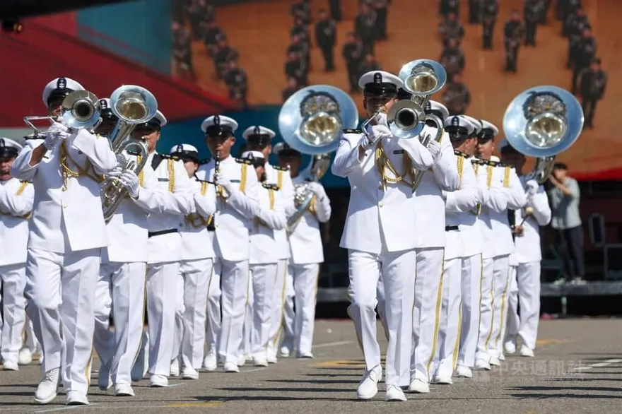國慶大會明登場！國軍樂隊高奏12強奪冠應援曲　雷虎衝場放彩煙