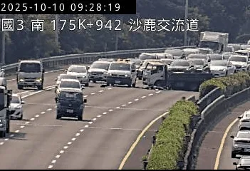 國慶連假首日車禍！國3沙鹿段貨車「疑自撞翻覆」釀2傷