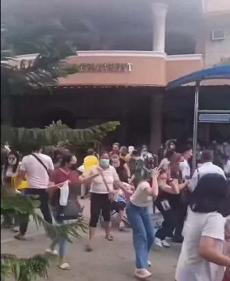 影/7.4地震後8分鐘再搖！菲國民眾慌逃　劇烈搖晃趴地不敢動