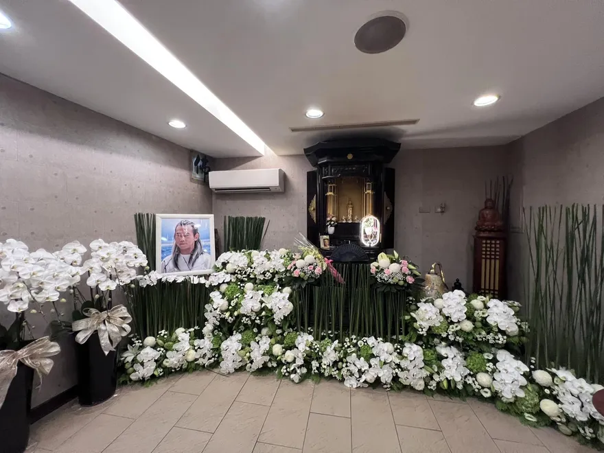 影/顏正國靈堂直擊！白色蝴蝶蘭相伴　粉絲到場弔唁
