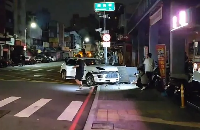 代駕突昏迷！保時捷失控撞變電箱...釀百戶停電