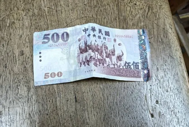 假鈔流竄超商！　店員細看「魔術印製廠」字樣識破詐騙