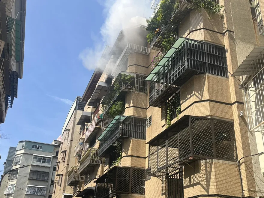 高雄男疑感情受挫怒燒屋　鄰居：今早聽見吵架聲