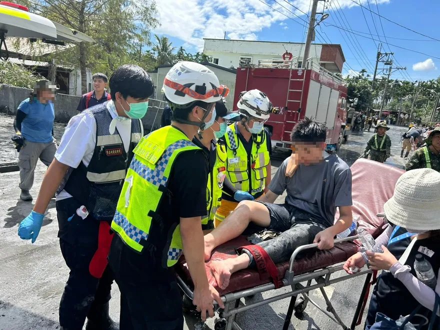 驚險一幕！鏟子超人卡進60公分深水溝　消防隊緊急救援