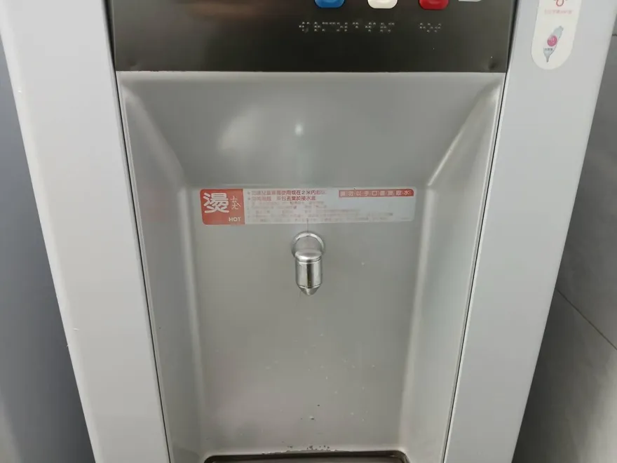 省錢北漂族裝水回家　公司不忍了怒貼「勿濫用水資源」