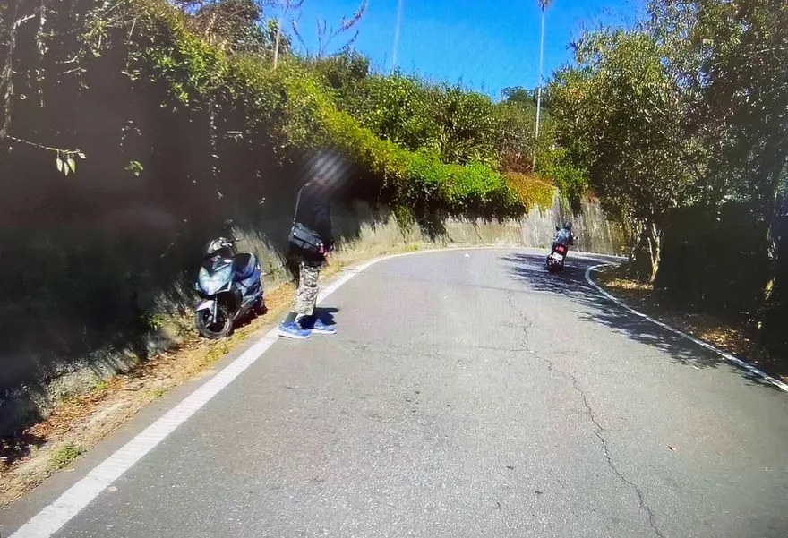 苗栗野貓突襲！騎士閃避不及陷水溝　暖警相救還載去修車