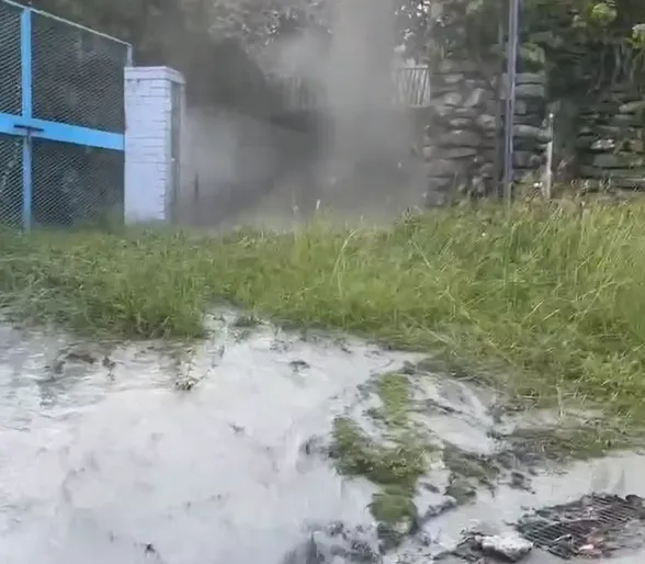 影/台南關子嶺溫泉噴發奇景！水柱直衝4公尺高畫面曝