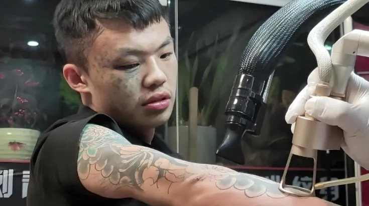 洗紋革面！9歲開始刺青險成黑戶　陸「紋面男孩」終獲新身分證