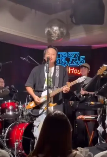 影/王世堅飆唱〈沒出息〉？賴銘偉撞臉萬人笑翻：不要裝喔