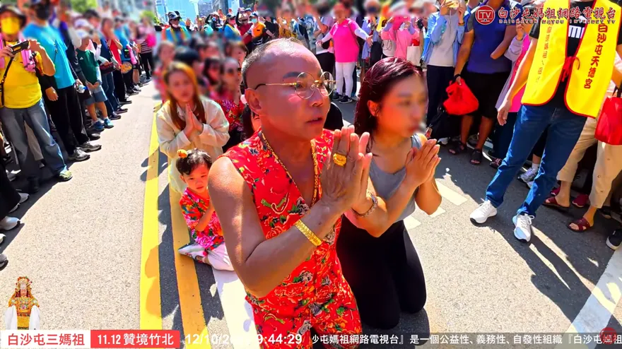 影/白沙屯媽祖赴竹北贊境！「粉紅超跑」停駕吊車大王豪宅賜福