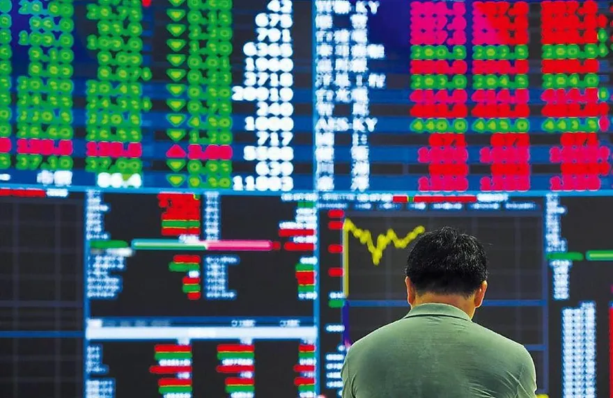 台股大逃殺！暴跌超過800點　台積電下挫35元至1405