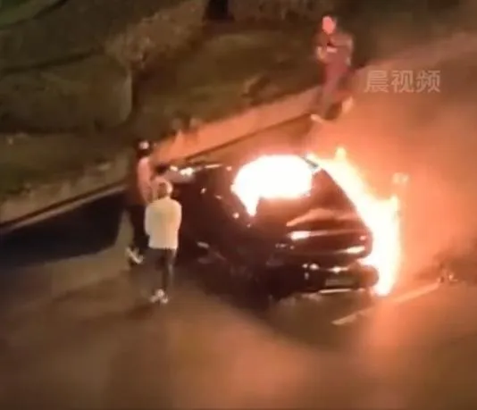影/追撞起火車門打不開！路人狂砸無效　陸小米車主葬身火海