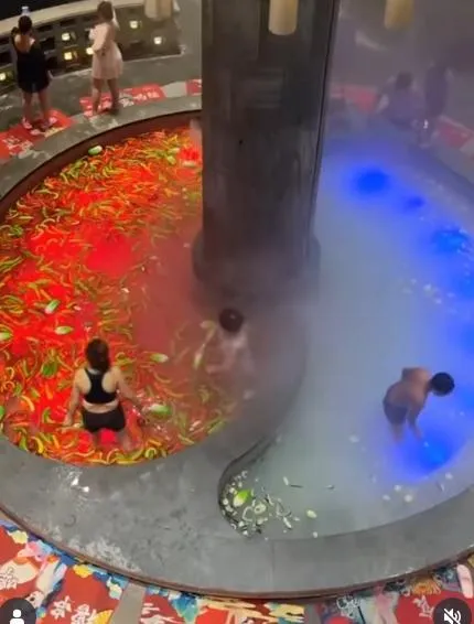 人肉火鍋料？陸泡湯池激似「鴛鴦火鍋」　業者奇招吸睛