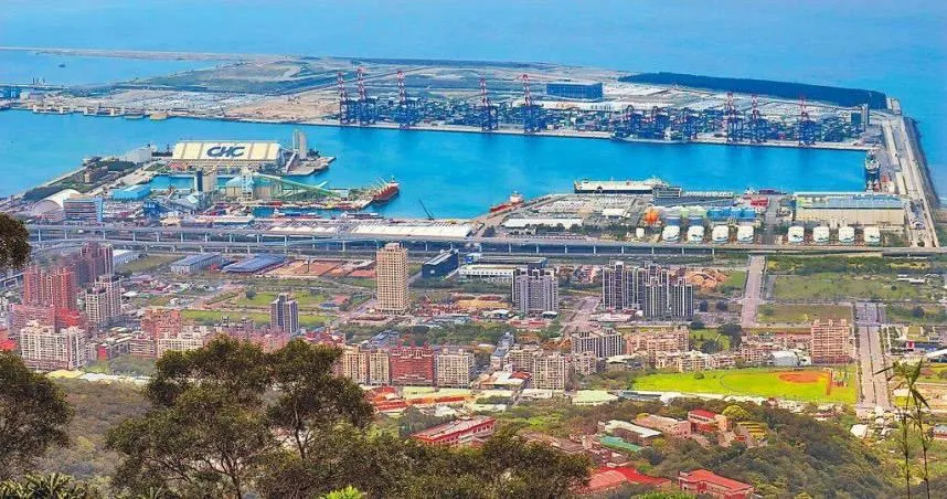 驚悚！台北港砂石車追撞車禍　車頭嚴重變形駕駛稱：沒注意到