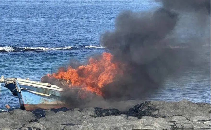 澎湖吉貝海邊廢棄漁船莫名起火　燒到剩骨架原因待查