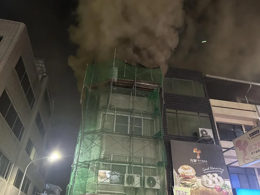 影/火光沖天！台南歸仁民宅頂樓佛堂起火　居民嚇壞急報案無傷亡