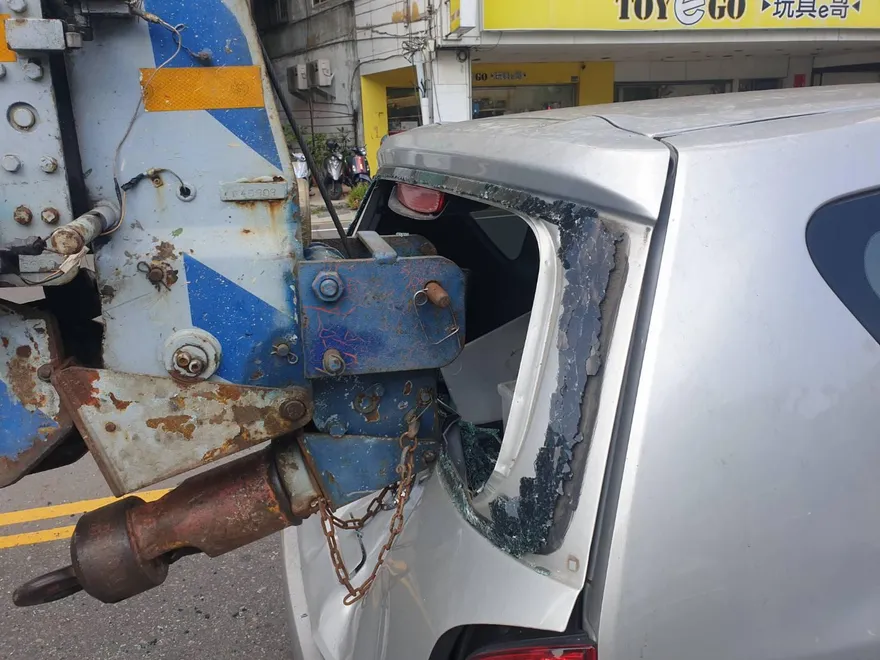 影/司機講電話分心！吊臂「插進轎車後座」撞擊瞬間曝