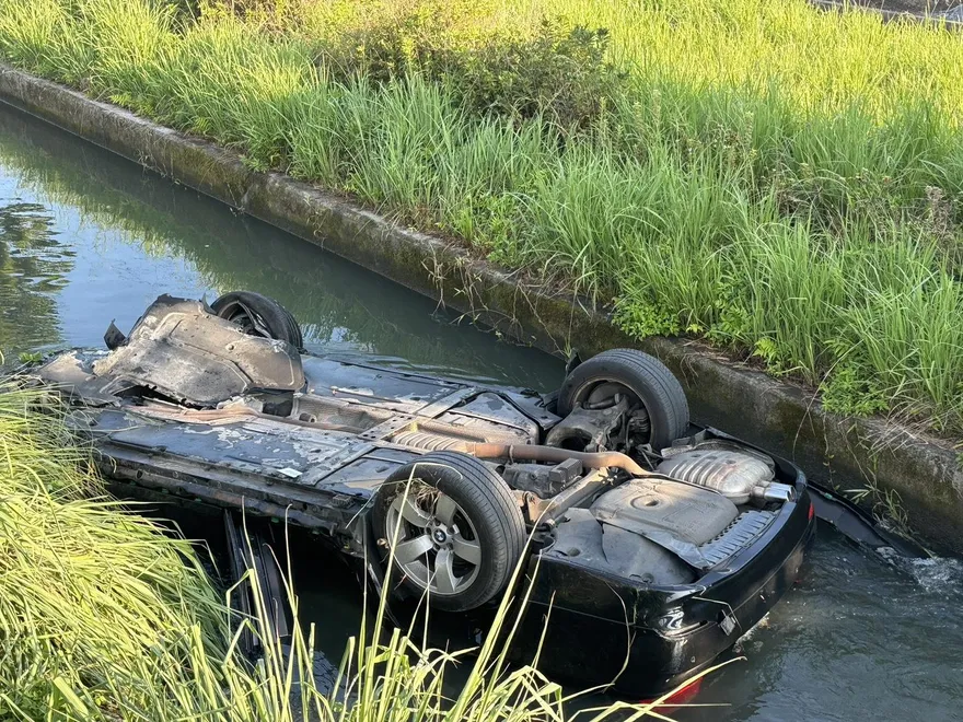 影/宜蘭轉彎失控！「四輪朝天」倒掛水溝　女駕駛險喪命