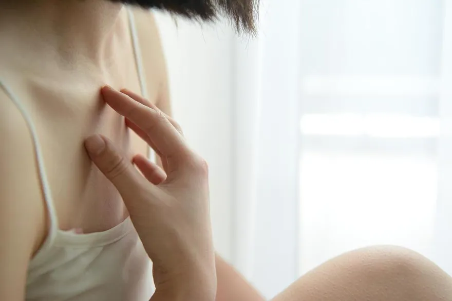 皮膚最誠實！外觀黑又厚、摸來粗糙　醫曝：恐是癌症早期徵兆