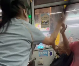 影/公車開戰！基隆女「拖鞋猛打」76歲老翁　警一查竟是通緝犯