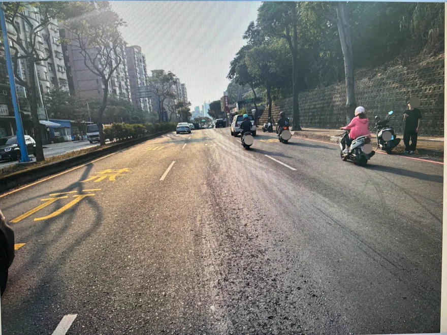 影/桃園龜山大貨車漏油釀禍！　害3機車騎士滑倒1人骨折