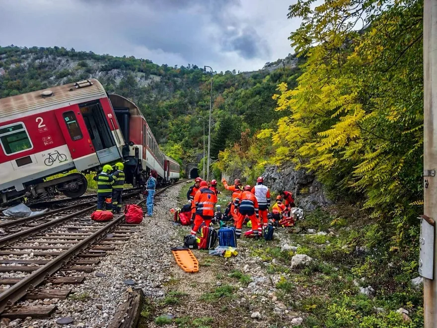 斯洛伐克驚傳火車對撞！車輛脫軌翻覆山坡　至少66傷