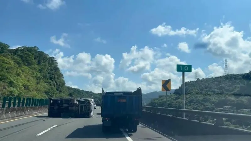 台62線又出事！慘烈「鎖死90度翻轉」畫面直擊