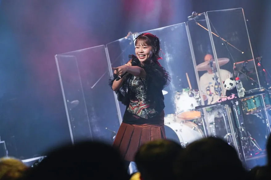 asmi台北場23首歌誠意滿滿　自曝靠臭豆腐「站上舞台」