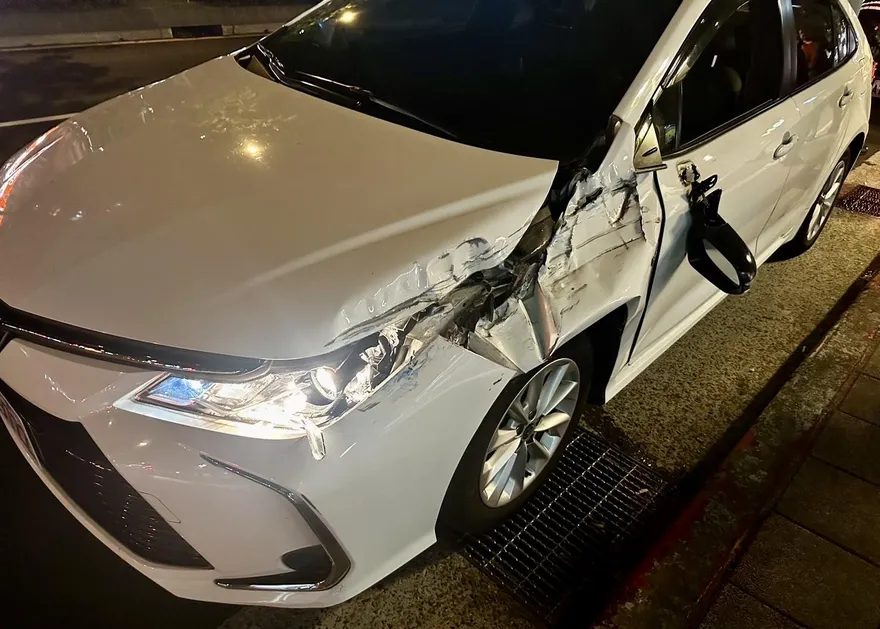 大安區小客車「A柱死角」遮眼　猛撞貨車尾幸無人傷