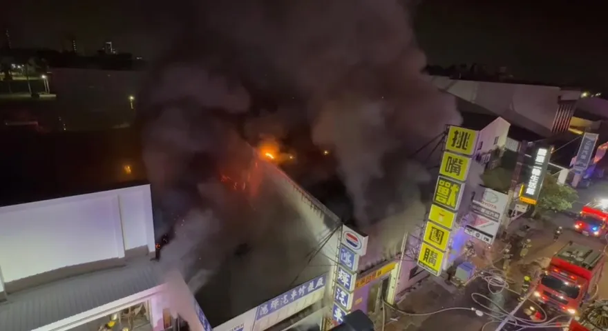 影/台南凌晨汽修廠惡火！3棟店面狂燒　69歲翁受困驚險獲救