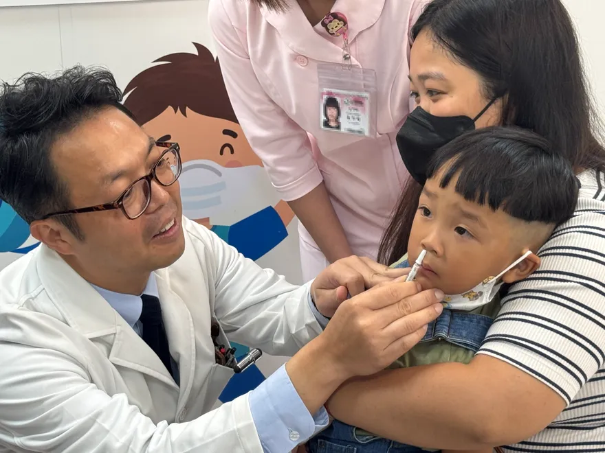 小孩最怕打針？北醫推「鼻噴式流感疫苗」自費1800元