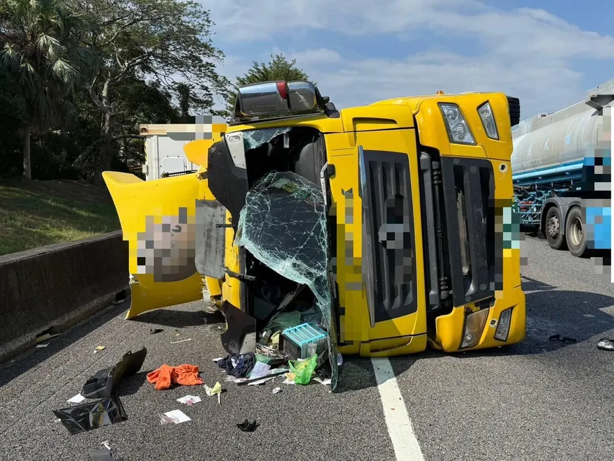 國1北向湖口段「貨櫃車擦撞轎車」翻覆　一度回堵5公里