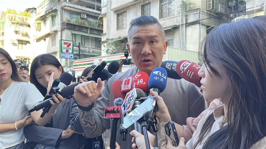 影/館長現身刑事局應訊　解釋「受不了才回的」