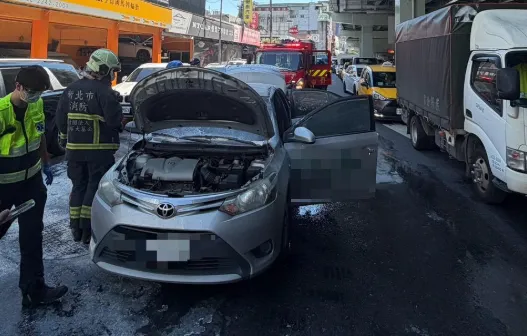中和爆行車糾紛！騎士「丟鞭炮」釀火燒車　駕駛燒燙傷