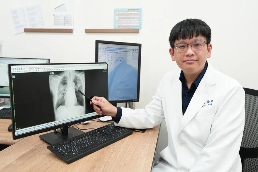 7旬翁染A流併發肺炎「X光大片白霧」！喘氣住院2週治療